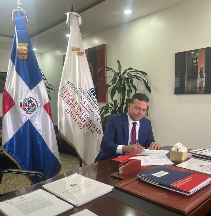 Director de Proindustria firma Compromiso Ético por la Transparencia e Integridad Gubernamental