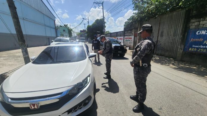 PN incauta fusil, pistola, chaleco antibalas y numerosas municiones, apresando dos hombres en Santiago