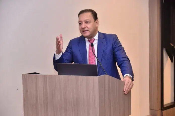 Martínez explicó que dichos embargos provienen de procesos vinculados al Ayuntamiento de Santiago de los Caballeros, institución que dirigió hasta el 2024.
