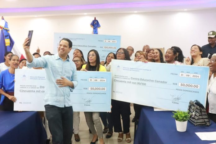 Docentes y Centros Educativos de la Regional 15 reciben bonificación