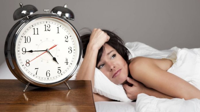 ¿Por qué es tan difícil dormir en un lugar nuevo? La ciencia detrás del efecto de la primera noche