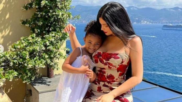 “Me sentí como un gran fracaso”: Kylie Jenner habla sobre cómo lidió con la depresión postparto