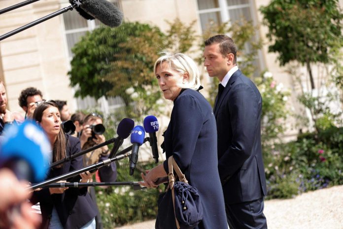 Macron y Le Pen se Reúnen en Medio de Crisis Política en Francia