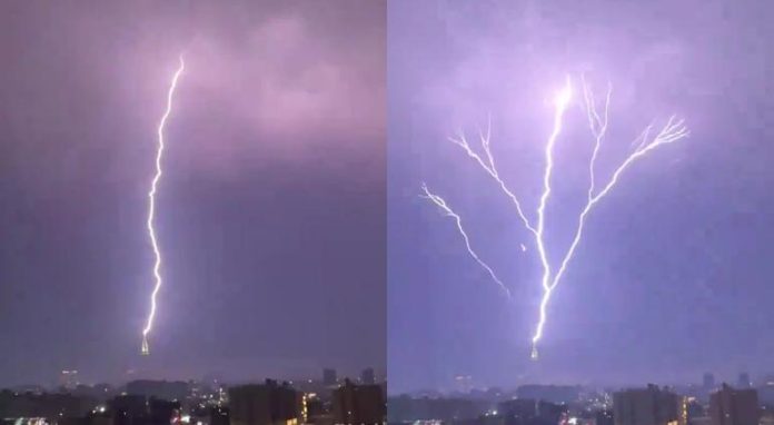 Rayo ascendente ilumina cielo de Arabia Saudita