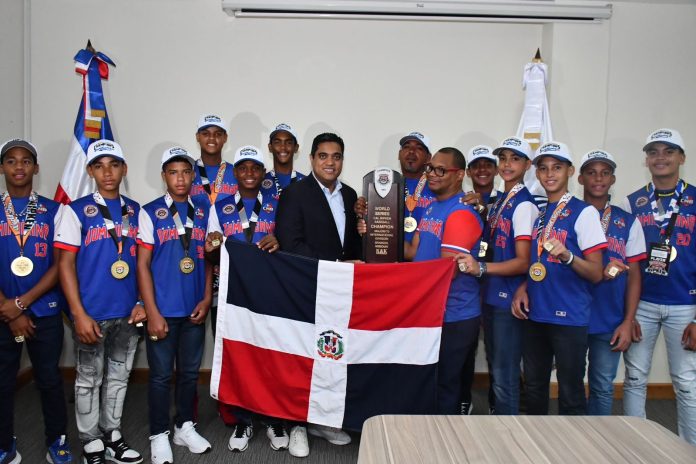 Kelvin Cruz recibe campeones de la Serie Mundial Cal Ripken