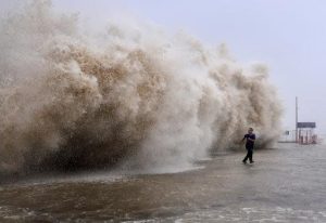 El supertifón Yagi azota con fuerza la isla china de Hainan