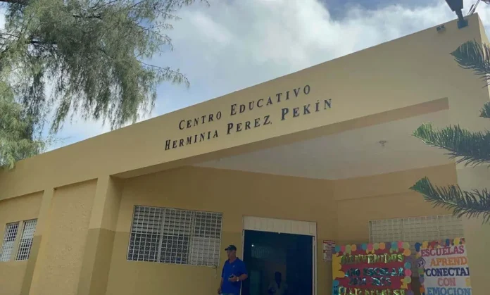 Director distrital confirma 150 alumnos presentaron malestar en escuela de Santiago