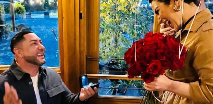 Marcos Yaroide sorprende a su esposa con nuevo anillo de bodas en su 20° aniversario