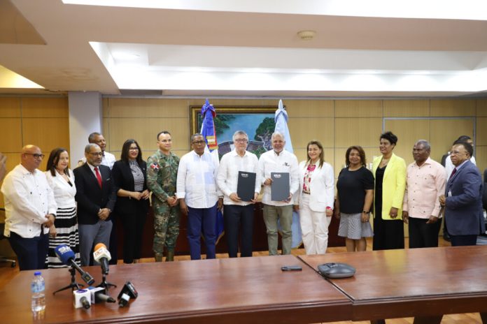 Firman acuerdo involicraría a privados de libertad en plantación de árboles en ríos del país