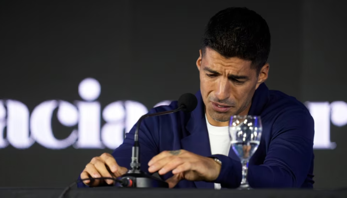 Entre lágrimas el máximo goleador en la historia de la Celeste anuncia su retiro de la selección uruguaya de fútbol