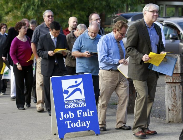 Estados Unidos creó 142.000 puestos de trabajo en agosto y la tasa de desempleo bajó al 4,2 %