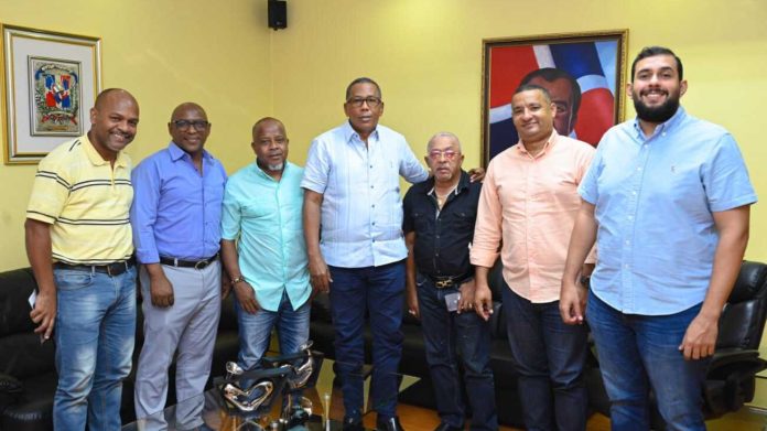 El director de CEED, Edgar Augusto Féliz Méndez,  conversó con comunitarios de Cristo Rey.