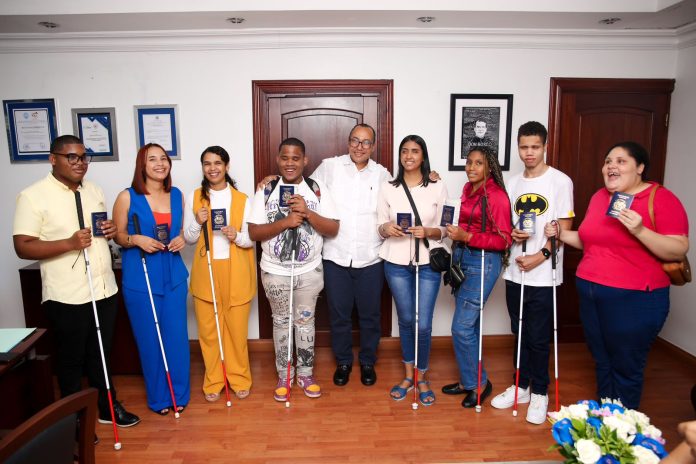 Jóvenes con discapacidad visual reciben donación de pasaportes