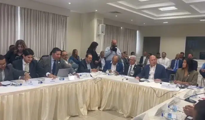 Oposición se retira de la comisión bicameral de la reforma a la Constitución