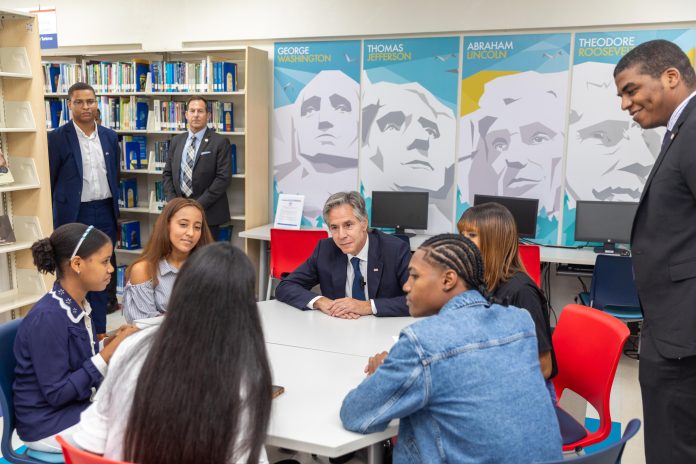 Antony Blinken paricipa en encuentro con estudiantes del Programa de Inglés de Inmersión