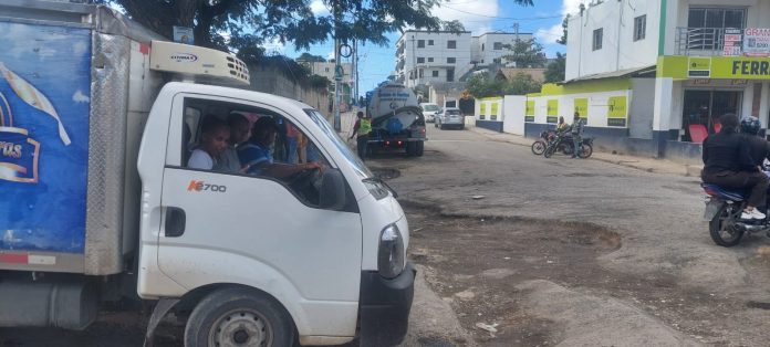 En Brisas del Este piden arreglo de avenida principal