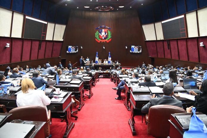El debate continuará este miércoles en el hemiciclo, donde se espera que distintos bloques legislativos presenten nuevas propuestas o reserven artículos para su revisión.