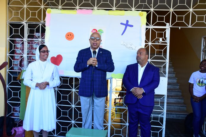 Alfredo Pacheco se compromete viabilizar construcción de pabellón en Centro Educativo Cristo Rey