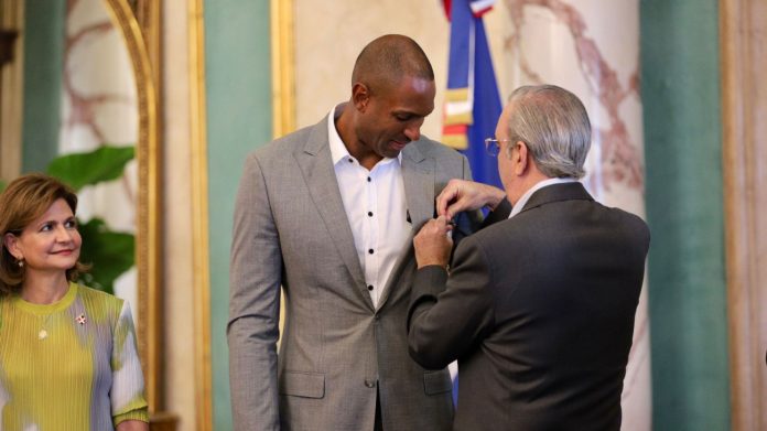 Abinader condecora al baloncestista Al Horford con la Orden al Mérito de Duarte, Sánchez y Mella