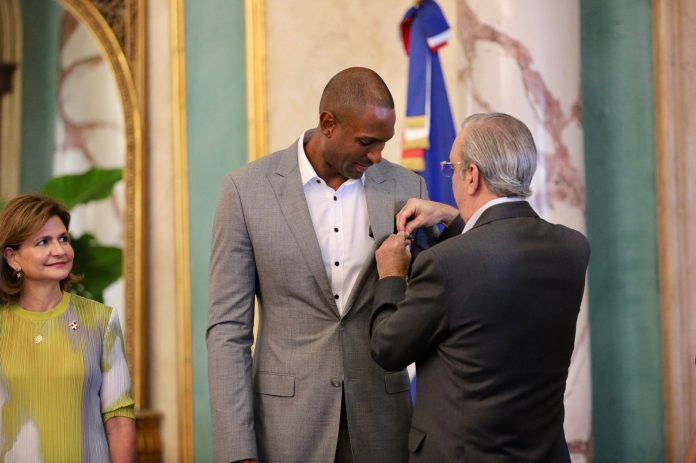 Abinader condecora con la Orden del Mérito de Duarte, Sánchez y Mella al baloncestista dominicano Al Horford