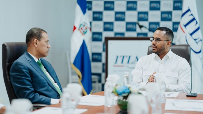El rector del ITLA, Rafael Féliz García y el presidente de Indotel, Guido Gómez Mazara se unen para impulsar la tecnológica en el país.