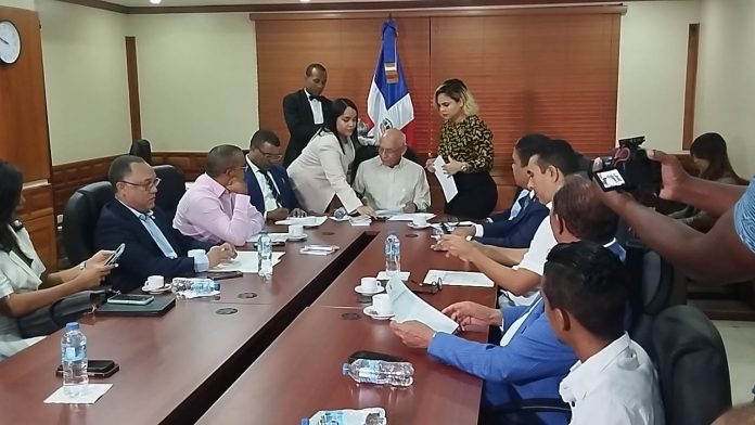 Senadores fronterizos llaman al presidente a terminar la verja perimetral ante el robo de ganado