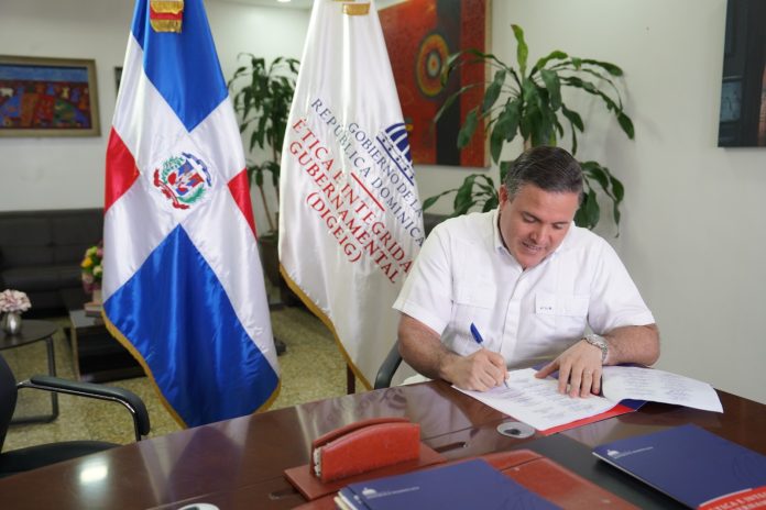 Jean Luis Rodríguez firma manifiesto anticorrupción