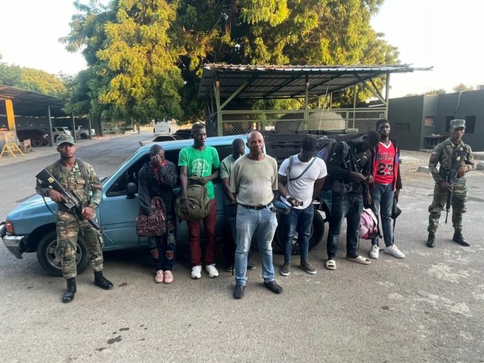 Apresan dominicano que conducía camioneta con unos 8 haitianos ilegales