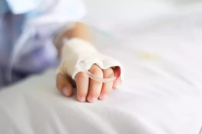 Padres denuncian hija de 2 años murió por supuesta negligencia médica
