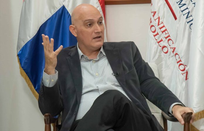 Controlar el déficit y mejorar la capacidad del Estado son prioridades de la reforma fiscal, afirma ministro de Economía