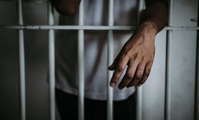 Las autoridades, tras realizar el levantamiento del cadáver de la víctima, iniciaron las labores para identificar a los atacantes.