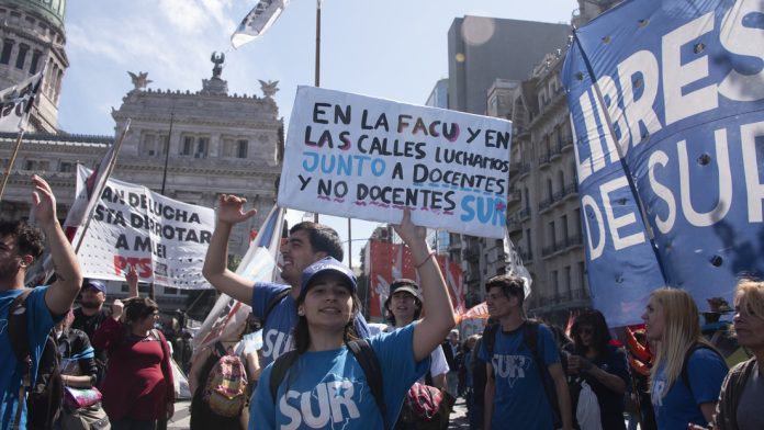 Milei descarta cobro en universidades públicas mientras crecen protestas