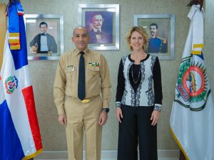 La nueva Embajadora de Francia en la RD, Sonia Barbry, y el presidente de la DNCD, vicealmirante José M. Cabrera Ulloa.