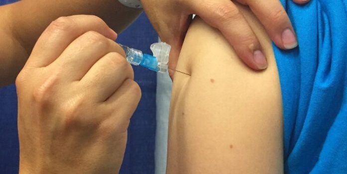 Informó que la vacuna contra el sarampión se encuentra disponible en las presentaciones triple viral (sarampión, rubéola y paperas) y doble viral (sarampión y rubéola).