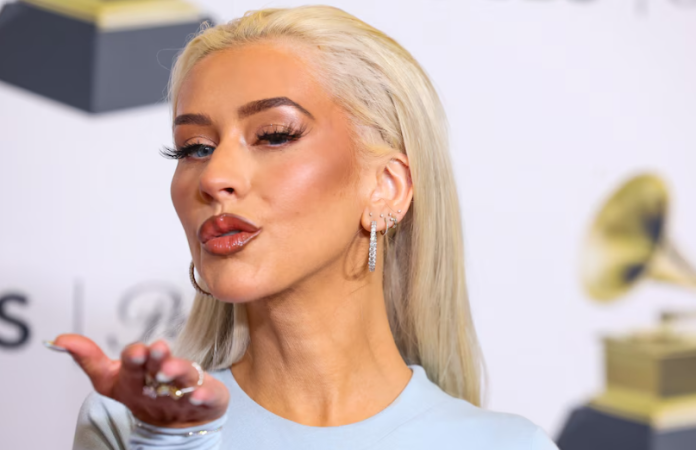 Christina Aguilera revela el motivo por el que tiene lastimada una de sus rodillas