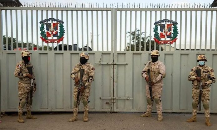 Más de 20 militares, policías y civiles han ido sometidos por tráfico de indocumentados en un mes