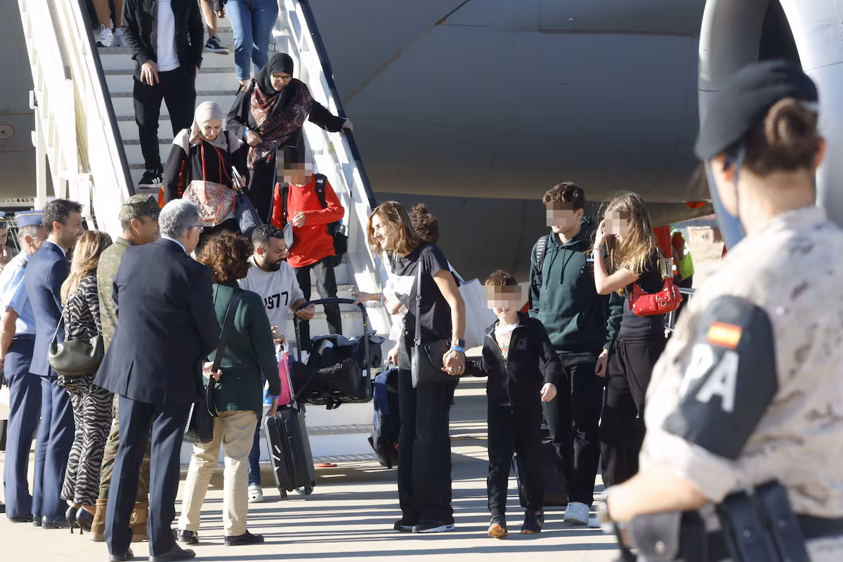 Aterriza en Madrid el primer avión con españoles evacuados del Líbano