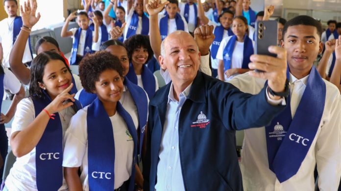 Centros Tecnológicos Comunitarios certifican a 400 jóvenes y adultos de Azua y San Juan.