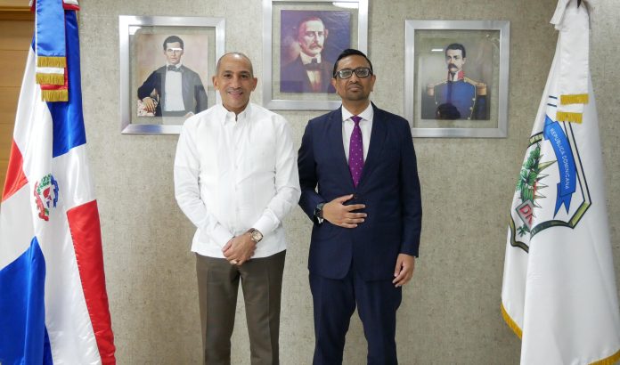 Embajador Reino Unido y presidente DNCD pasan balance a estrategias contra el narcotráfico