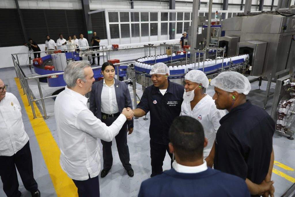 El mandatario en la inauguración de la planta de procesamiento de Grupo Rica.