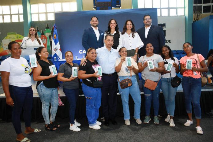 Cientos de mujeres reciben Canasta Digital Social por parte del INDOTEL