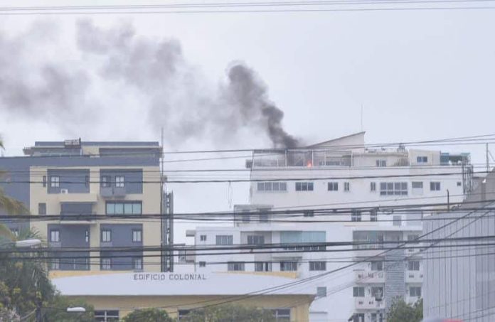 Se registra incendio en torre del Evaristo Morales; Bomberos intentan sofocar las llamas