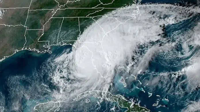 Huracán Milton se degrada a categoría 3 antes de llegar a costas de Florida