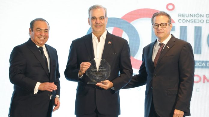 Abinader valora aportes del sector construcción al crecimiento económico del país