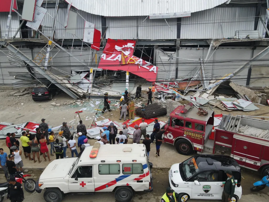 Sistema 911 coordina rescate tras derrumbe en local comercial de Santiago 2.jpeg 1