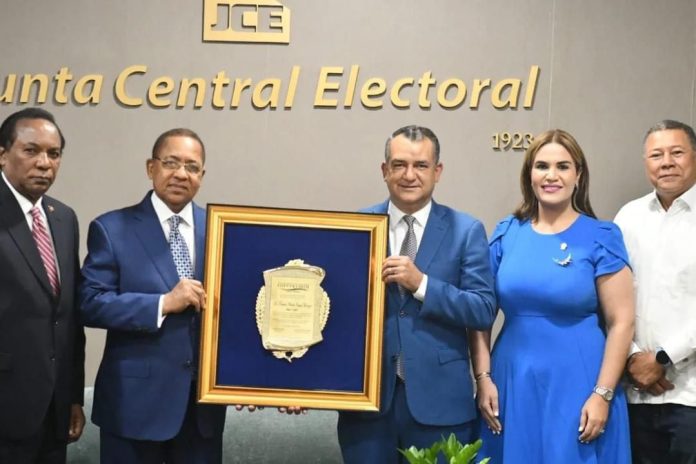Reconocen a Román Jáquez por su labor realizada al frente de la JCE