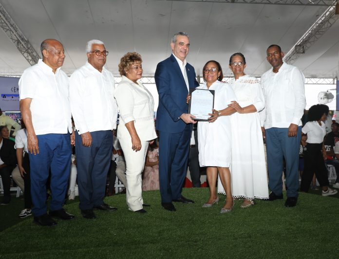 Presidente Abinader entrega 2,100 títulos de propiedad en La Guáyiga, Pedro Brand
