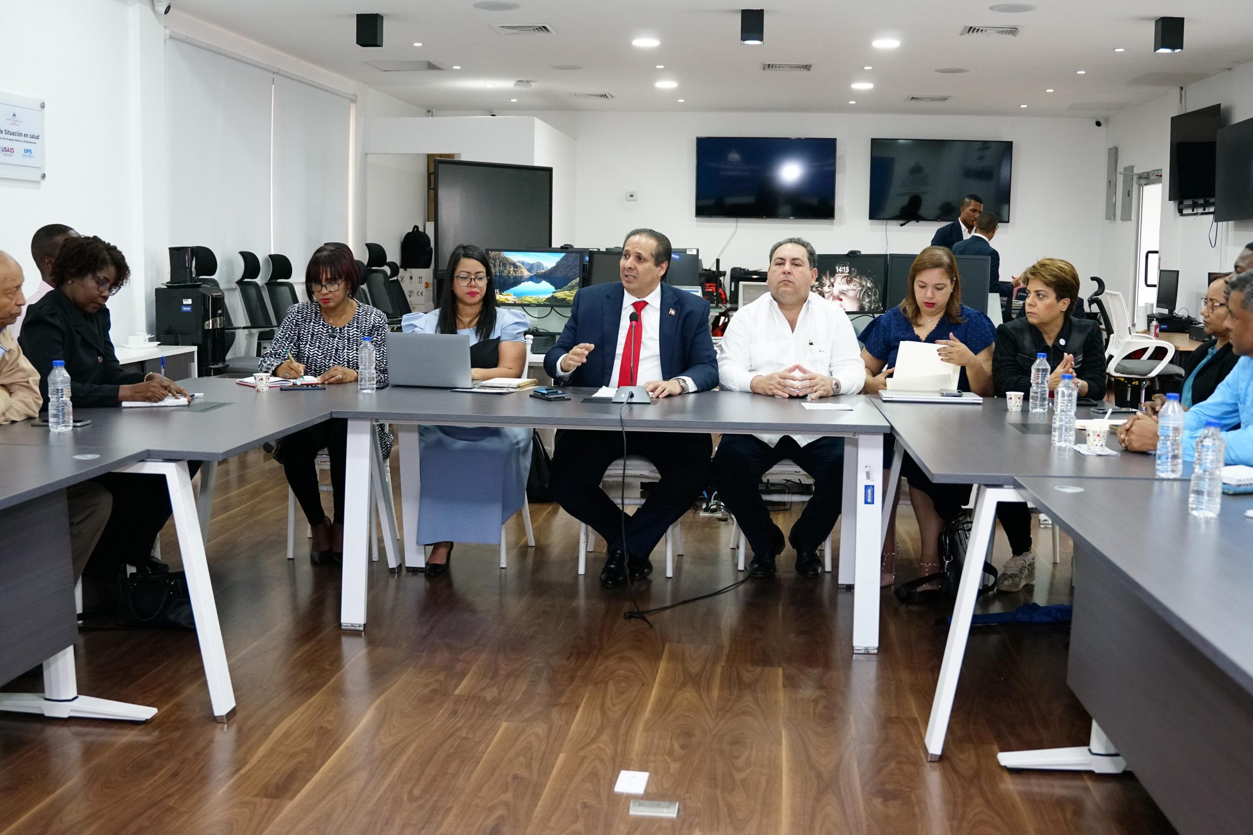 Esos profesionales y técnicos serán favorecidos con un incremento salarial del 25 % de su sueldo,