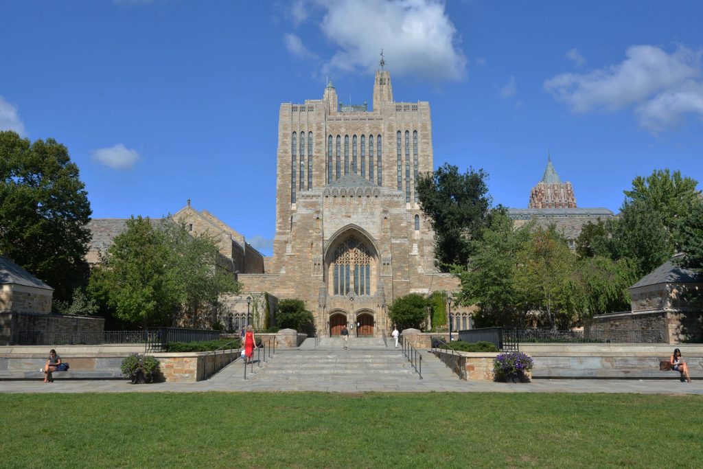 La Universidad Yale es una universidad privada ubicada en New Haven, Connecticut.