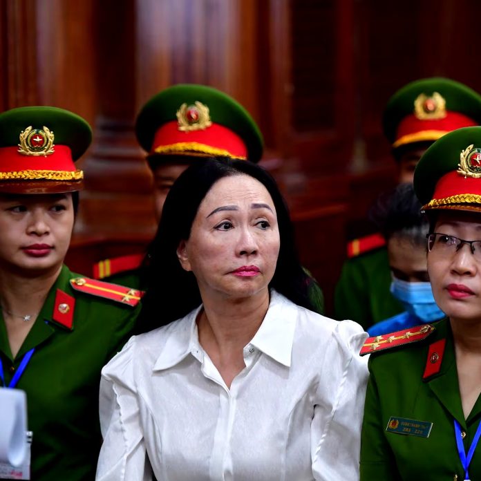 Vietnam impone penas de hasta 12 años de cárcel a funcionarios por sobornos en la pandemia